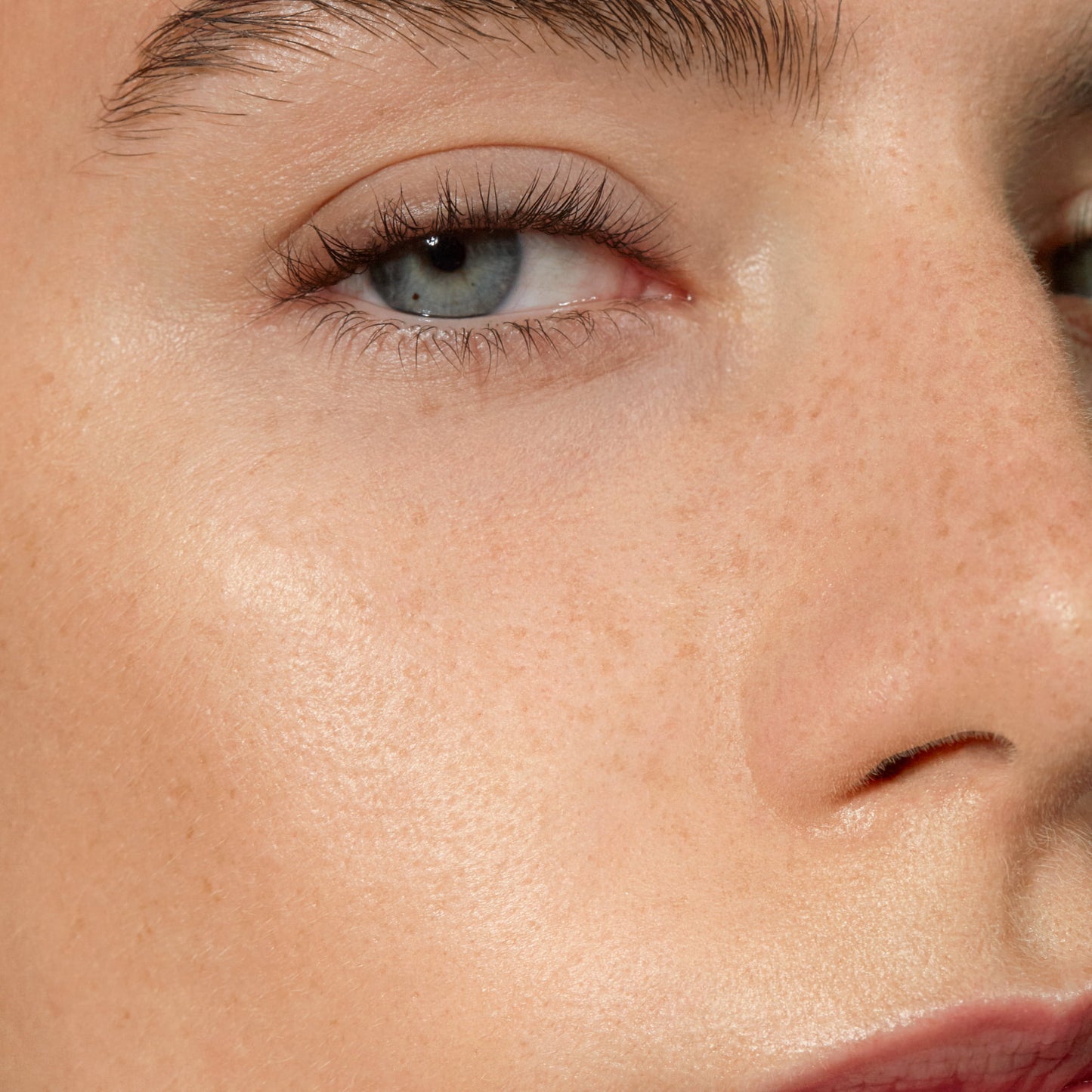 Madara H2O Tint getöntes Hyaluron-Serum, #3 SUN FLOWER, 30 ml