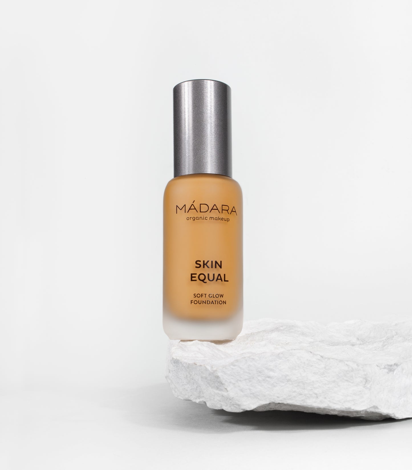 Madara Skin Equal Foundation #60 Olive, 30 ml - die Naturcosmetic
