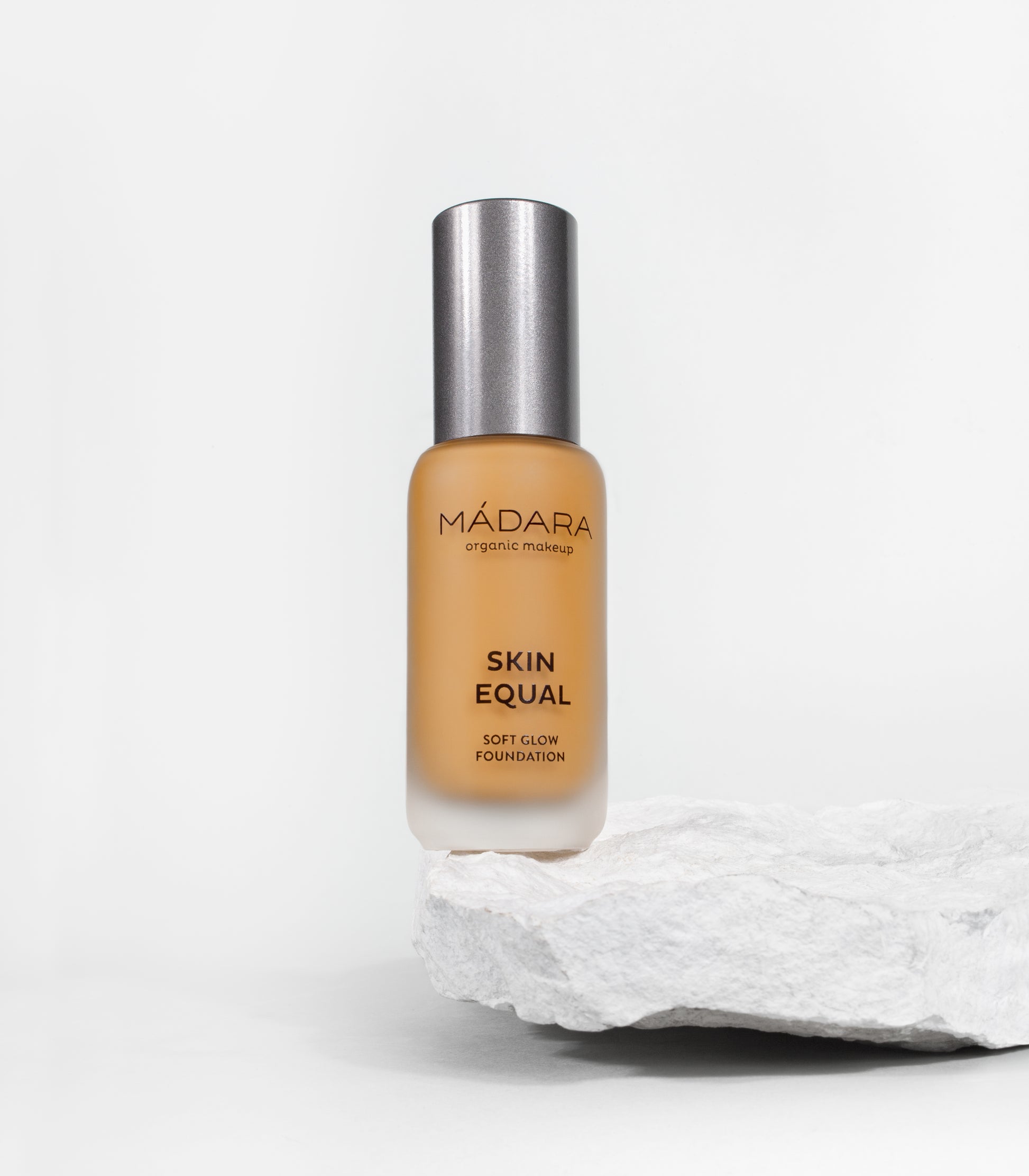 Madara Skin Equal Foundation #60 Olive, 30 ml - die Naturcosmetic