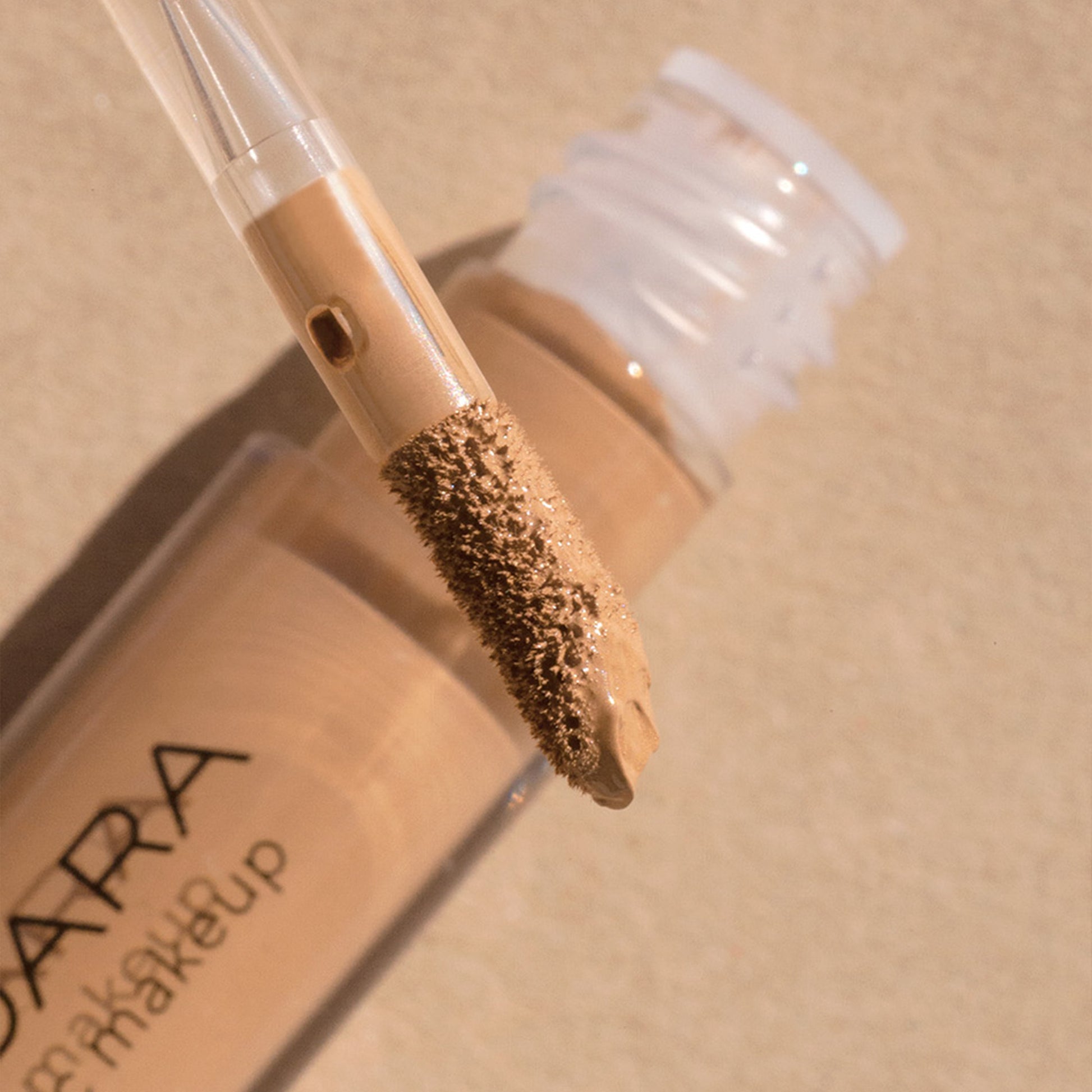 Madara Leuchtender perfektionierender Concealer Nr. 40 Golden Hour, 4 ml - die Naturcosmetic