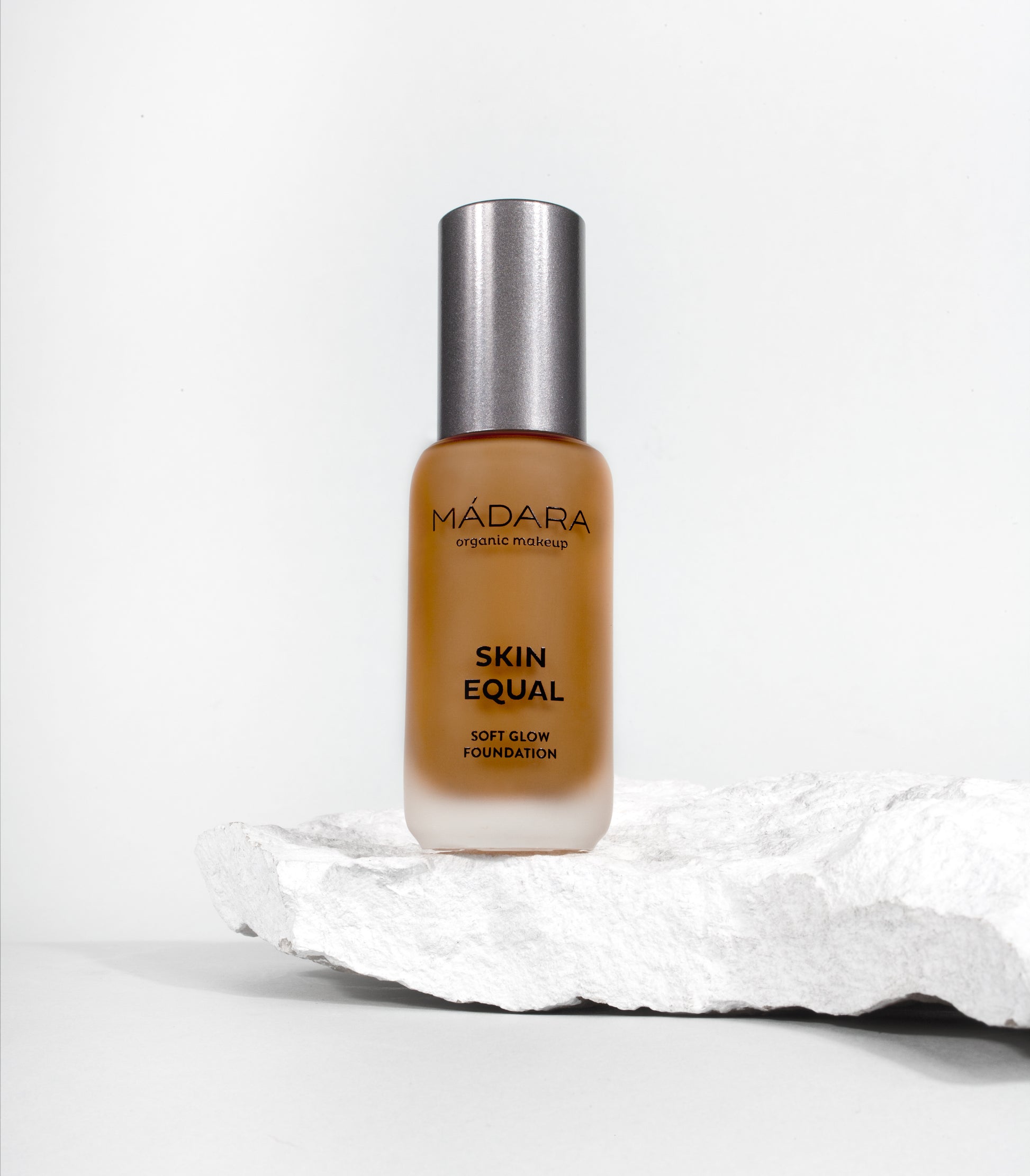 Madara Skin Equal Foundation #80 Fudge, 30 ml - die Naturcosmetic