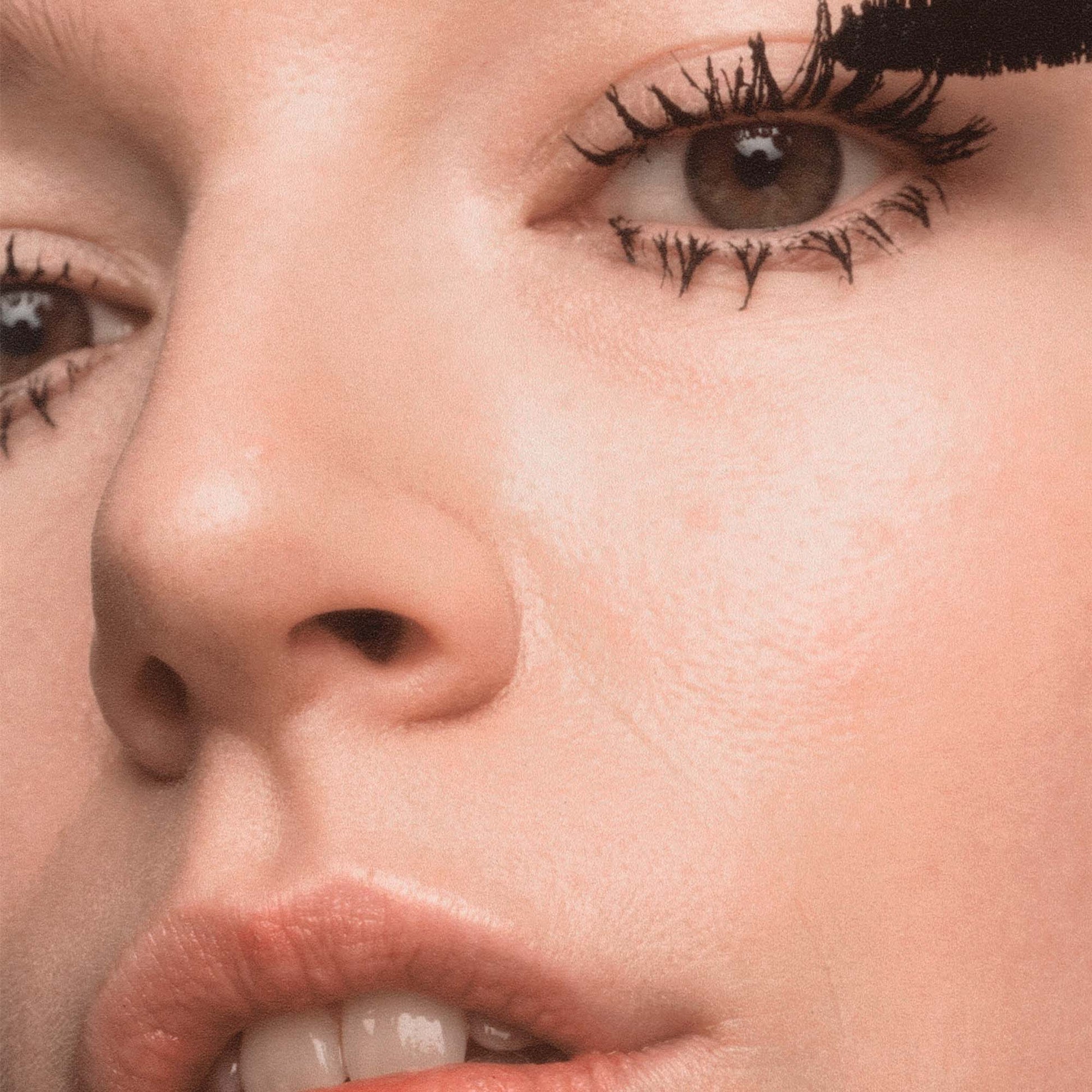 Madara Definierte Volumen-Mascara - Come Closer Infinite Lash Mascara 6 ml - die Naturcosmetic