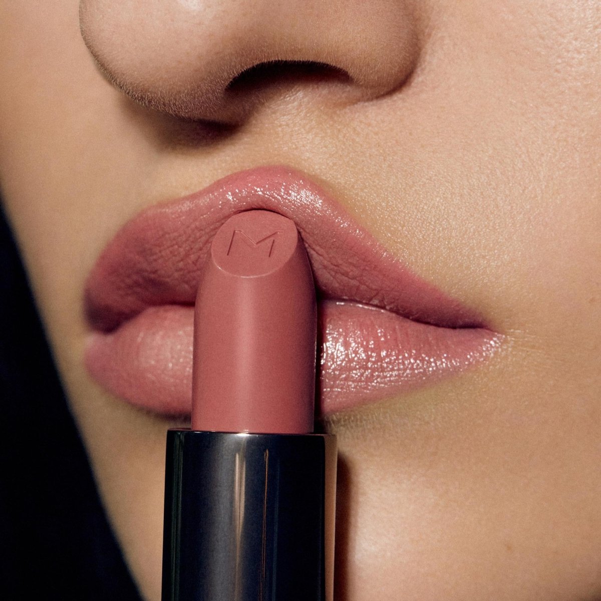 Madara DAZZLE NIGHTS Satin Shine Lippenstift, 501 FLATTERY - Madara
