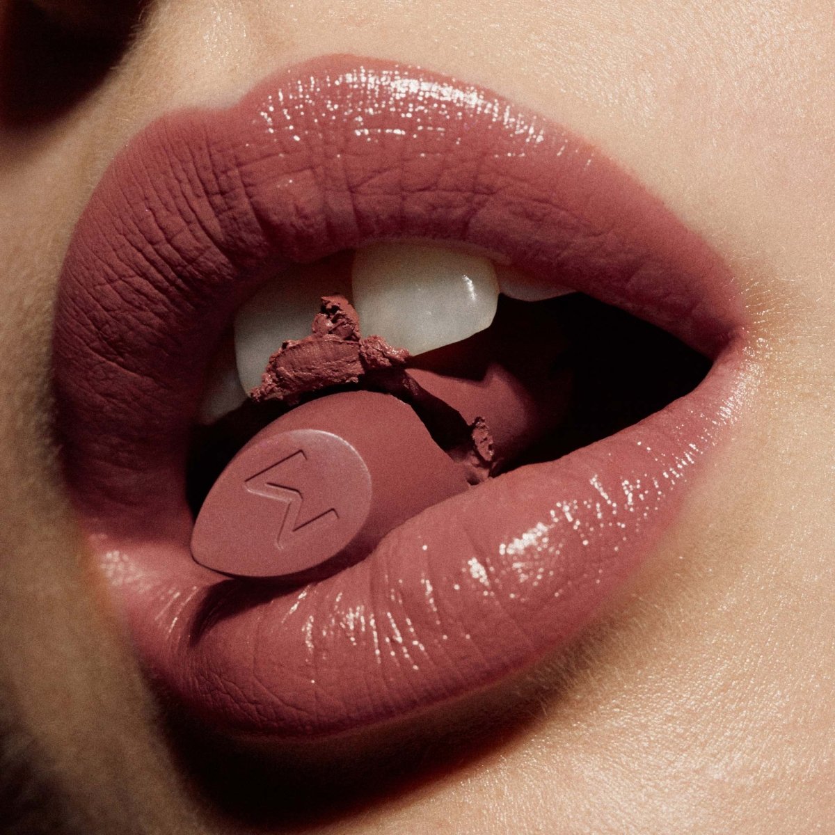 Madara DAZZLE NIGHTS Satin Shine Lippenstift, 503 CHARISMA - Madara