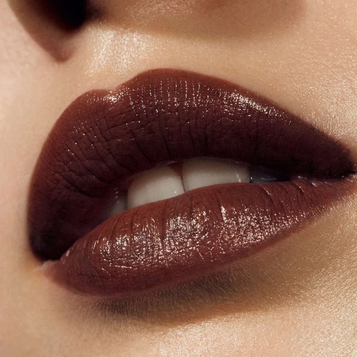 Madara DAZZLE NIGHTS Satin Shine Lippenstift, 504 DOMINANCE - Madara