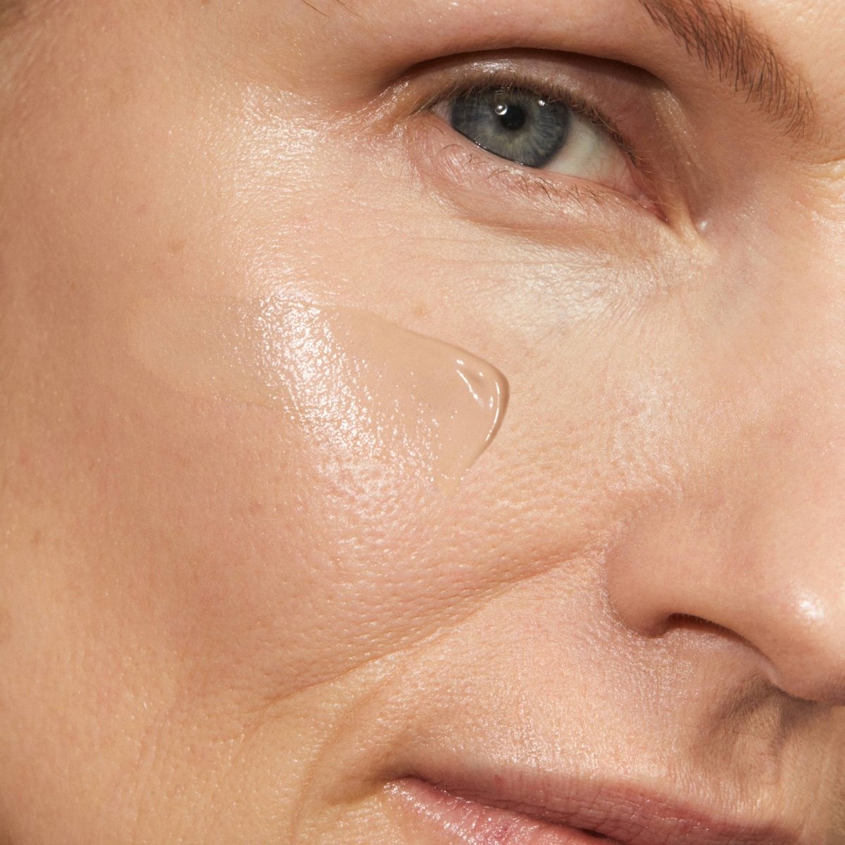Madara SKINONYM Semi-Matte Peptide Foundation, 25 LINEN, 30 ml - Madara