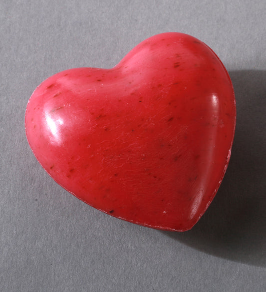 Schafmilchseife Herz rot mit Rosenblütenblättern 65 g - die Naturcosmetic