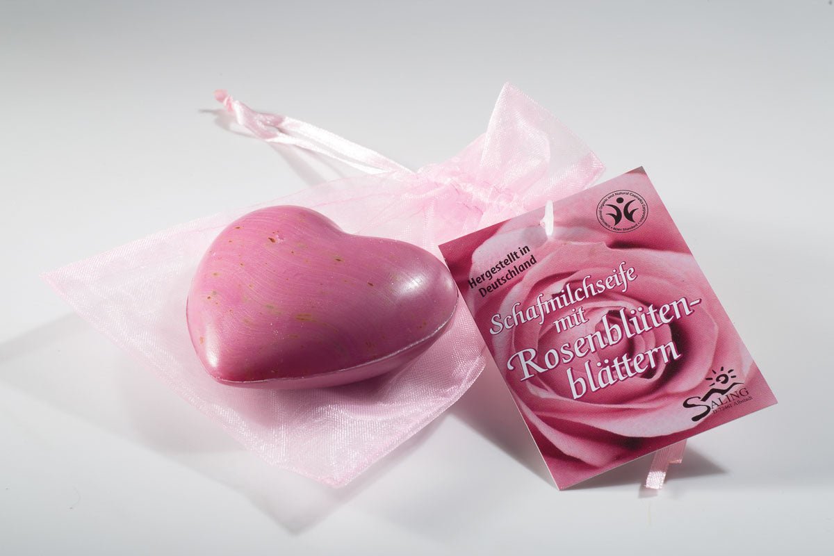 Saling Schafmilchseife Rose pink mit Rosenblütenblättern im Organzasäckchen mit Anhänger 65 g - Saling