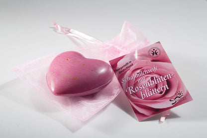 Saling Schafmilchseife Rose pink mit Rosenblütenblättern im Organzasäckchen mit Anhänger 65 g - Saling